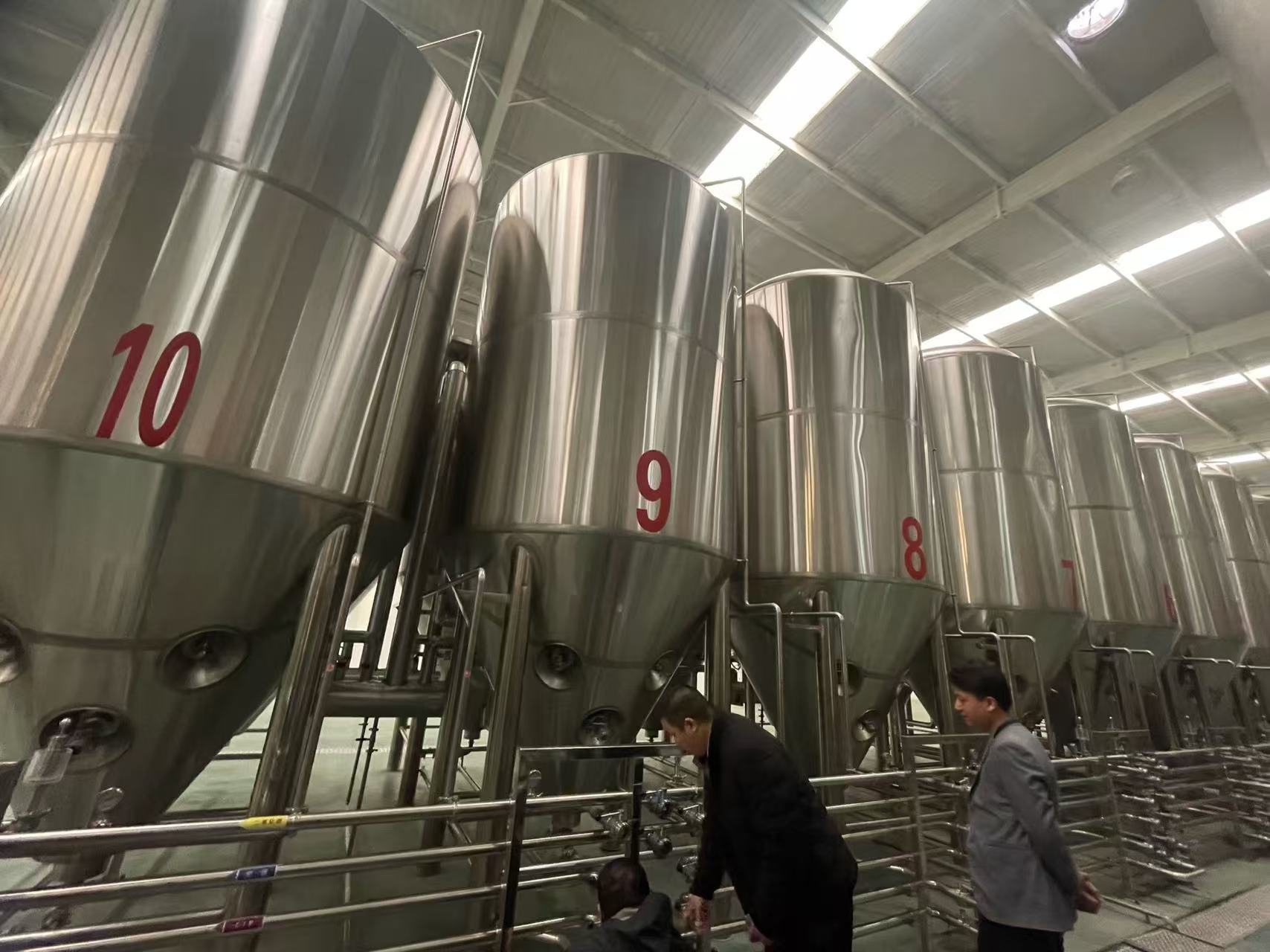 头屯河精酿啤酒设备厂—平面布置、设备设计、制造、调试、培训等一条龙服务